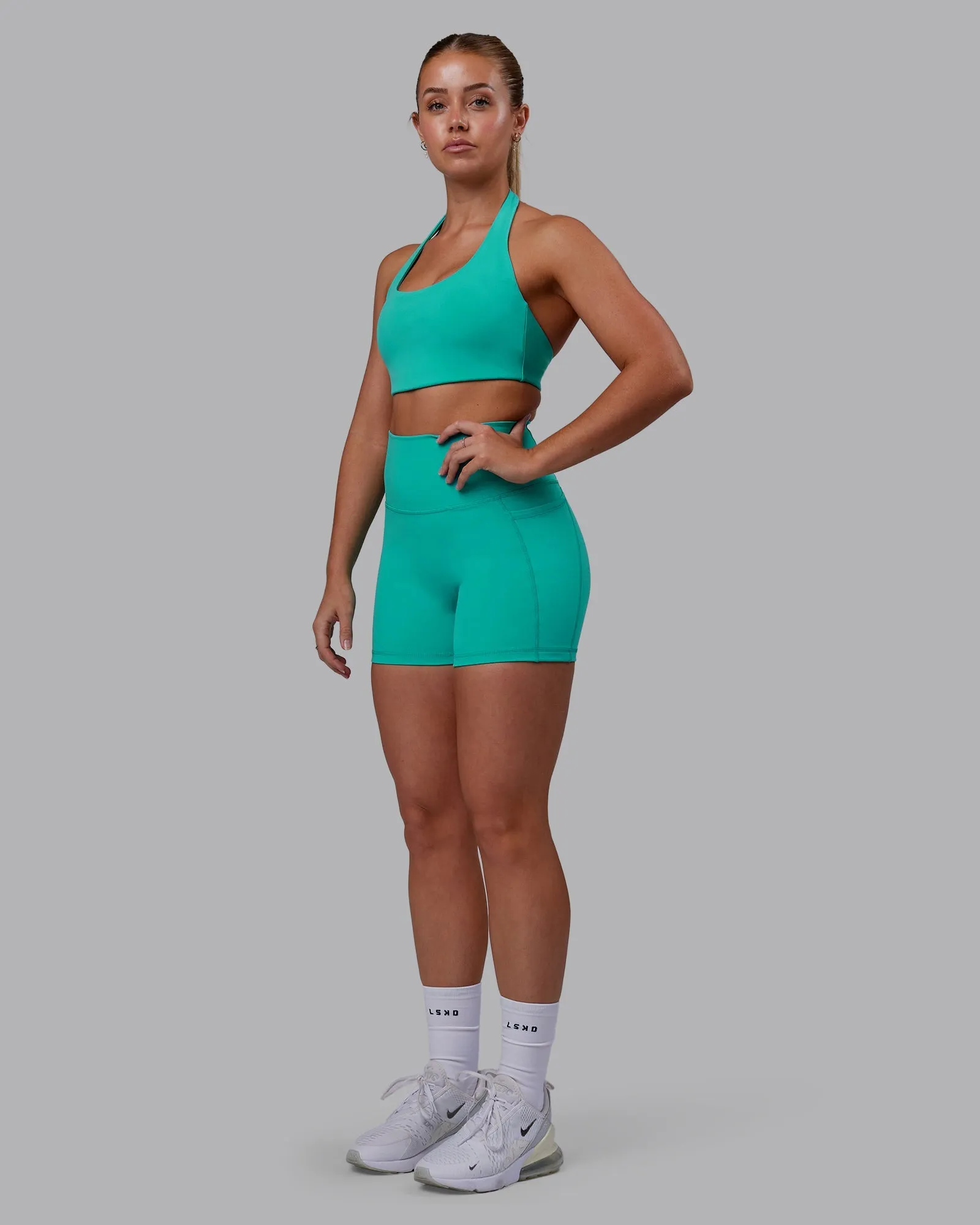 Sure! Here’s an optimized title for the Challenger Sports Bra - Turquoise Tide:

**Challenger Performance Sports Bra in Vibrant Turquoise Tide**