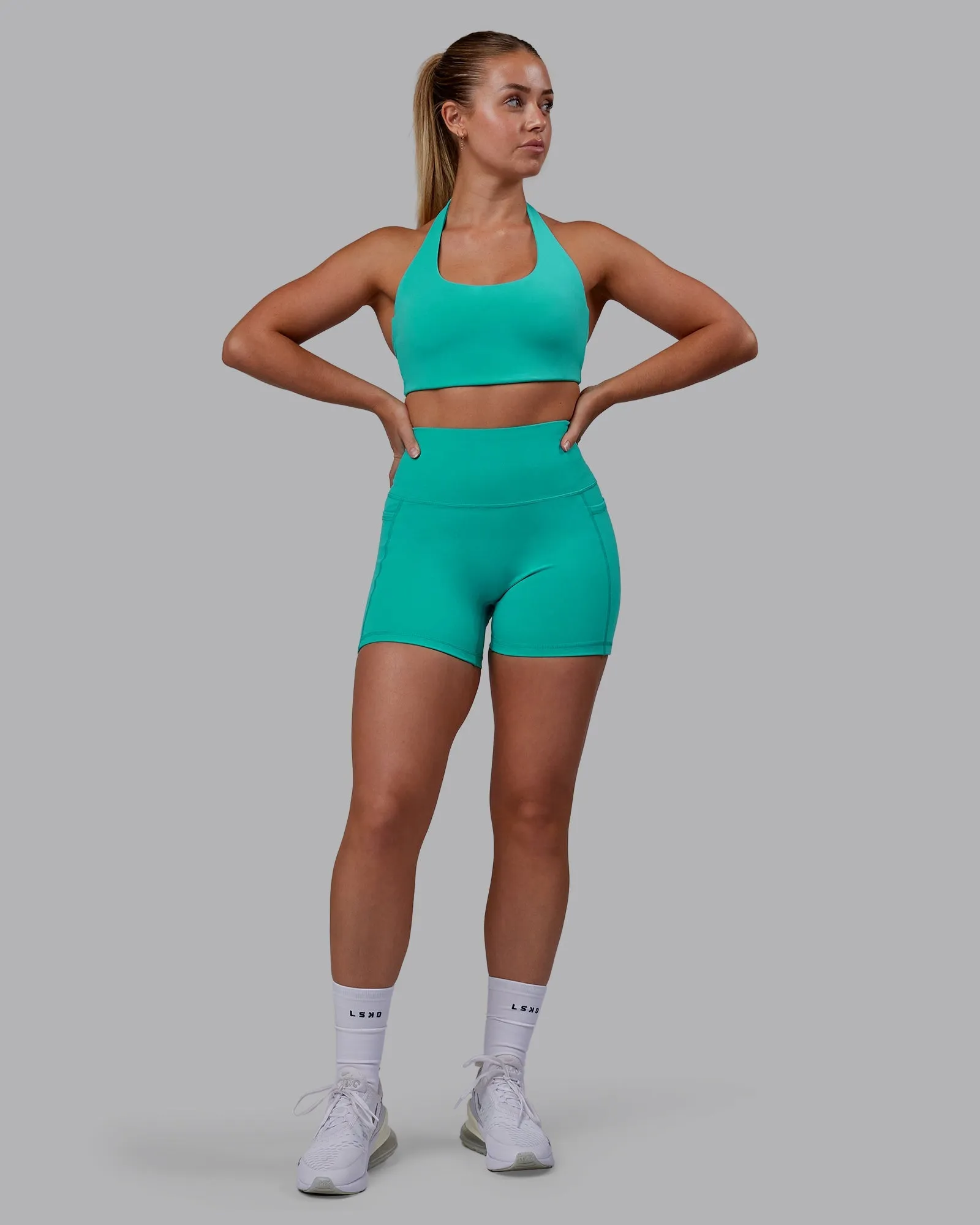 Sure! Here’s an optimized title for the Challenger Sports Bra - Turquoise Tide:

**Challenger Performance Sports Bra in Vibrant Turquoise Tide**